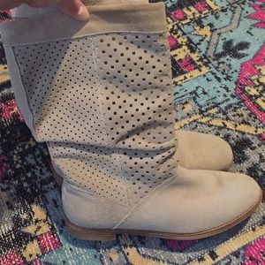 Women’s tan TOMS boots 11